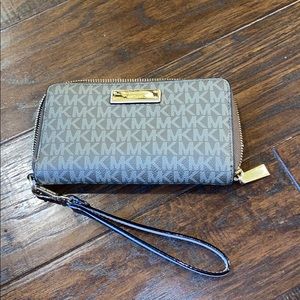 Micheal Kors wristlet